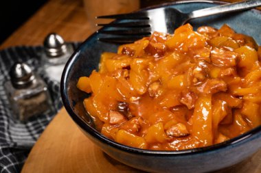 Lecho - biberli ve sosisli lezzetli Macar güveci.