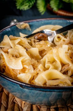 Haşlanmış lahana, pastırma ve soğanlı erişte. Seçici odak.