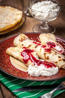 Haddelenmiş krep peynir ile doldurulmuş. Sığ derinlik-in tarla.