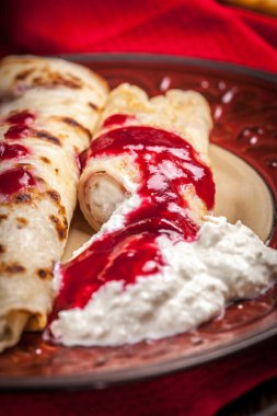 Haddelenmiş krep peynir ile doldurulmuş. Sığ derinlik-in tarla.