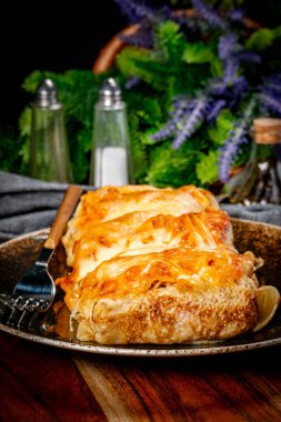 Peynirli krep dolması. Sığ alan derinliği