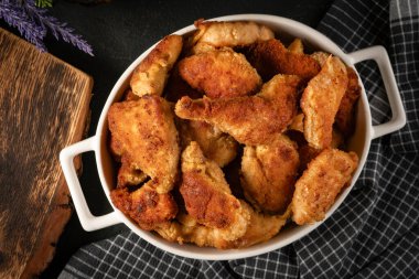 Kızarmış tavuk nuggetları. Sığ alan derinliği.