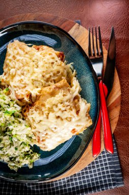 Peynir battaniyesinin altına doldurulmuş krep. Seçici odak.