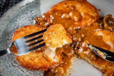 Tahta masada mantar soslu çıtır patatesli krep..