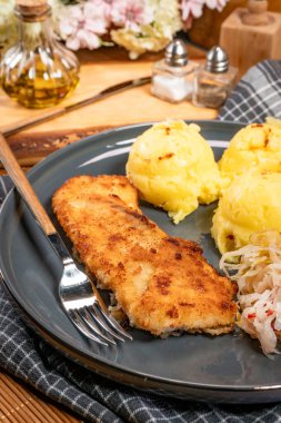 Kızarmış balık fileto haşlanmış patatesle servis edilir..