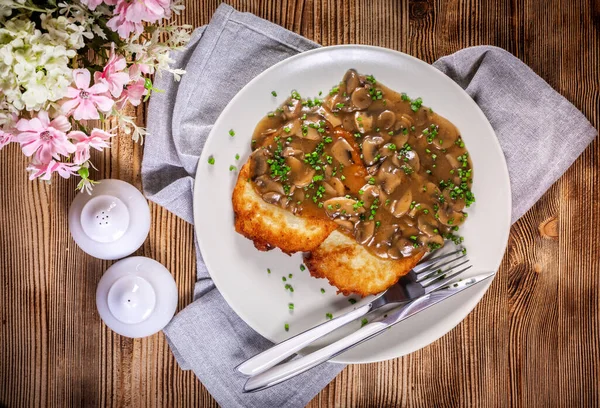 Tahta masada mantar soslu çıtır patatesli krep..