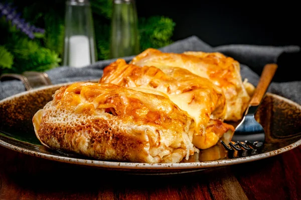 Peynirli krep dolması. Sığ alan derinliği