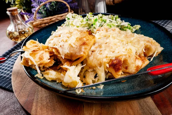 Peynir battaniyesinin altına doldurulmuş krep. Seçici odak.