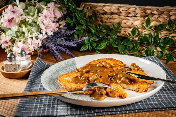 Tahta masada mantar soslu çıtır patatesli krep..