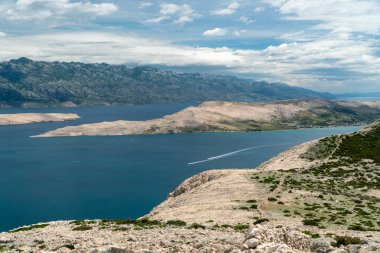 Aziz Vitus Dağı 'nın (Sveti Vid) tepesine yürüyüş yolu Pag adasının en yüksek zirvesi..