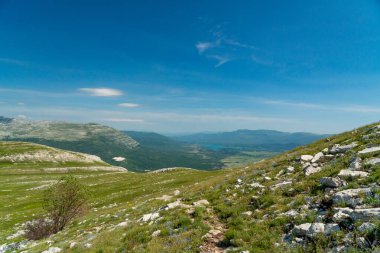 Dinarik Dağları biyolojik çeşitlilik açısından zengindir, engebeli güzellik bakımından ve doğa aşıkları için fantastik yürüyüş yolları..