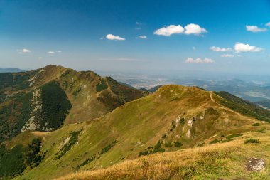 Dağların tepelerine bakan yürüyüş izleri..
