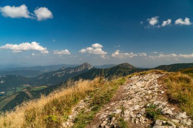 Dağların tepelerine bakan yürüyüş izleri..