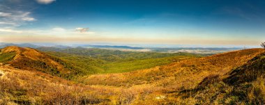 Sonbahar dağ manzarası. Bieszczady Dağları, Polonya.