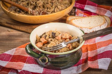 Bigos - etli lahana, kurutulmuş mantar ve füme sosis. Geleneksel Polonya mutfağı..