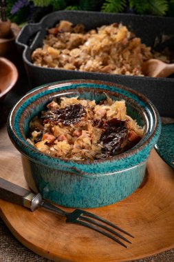 Domuz eti, sosis ve mantarlı lahana yahnisi. Bigos - geleneksel Polonya mutfağı.