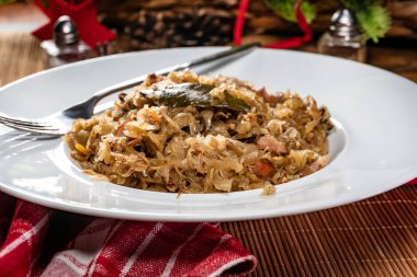 Domuz eti, sosis ve mantarlı lahana yahnisi. Bigos - geleneksel Polonya mutfağı.