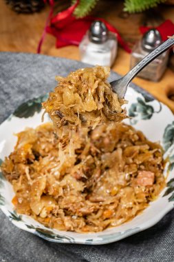 Domuz eti, sosis ve mantarlı lahana yahnisi. Bigos - geleneksel Polonya mutfağı.