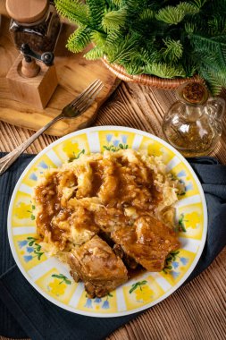 Soslu domuz pirzolası, lahana turşusu ve patates..