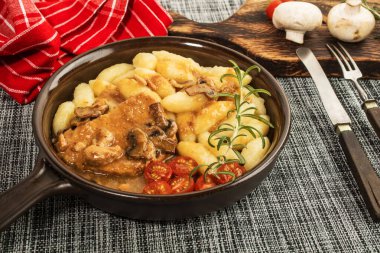 Parlak bir mantar sos haşlanmış domuz pirzolası.