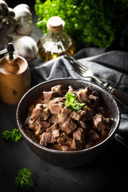 Kasede sığır güveci. Koyu ışık.