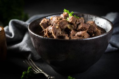 Kasede sığır güveci. Koyu ışık.