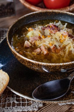 Ahşap masada geleneksel lahana çorbası..