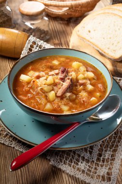 Ahşap masada geleneksel lahana çorbası..