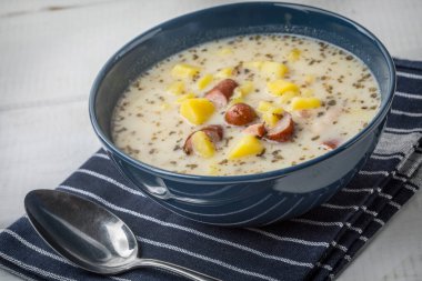 Patates ve füme et ile ekşi çorbası.