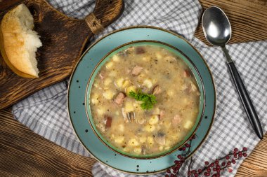 Sosis ve patatesli çavdar unundan yapılan ekşi çorba. Küçük alan derinliği.