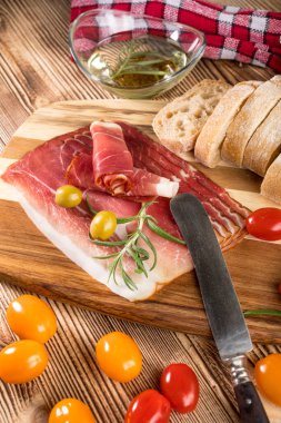 İnce dilimlenmiş ciabatta ekmeği, domates, zeytin ile Alman kara orman jambon dilimlenmiş.