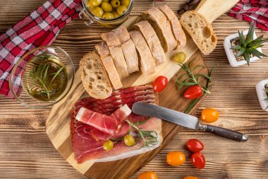 İnce dilimlenmiş ciabatta ekmeği, domates, zeytin ile Alman kara orman jambon dilimlenmiş. Üstten görünüm.