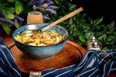 Masada dereotlu lezzetli mantar çorbası. Sığ alan derinliği.
