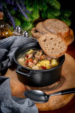 Sosisli ve patatesli çavdar unu çorbası. Seçici odak.