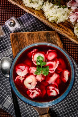 Geleneksel cila, hamur köfteli berrak kırmızı borş..