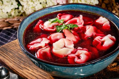 Geleneksel cila, hamur köfteli berrak kırmızı borş..