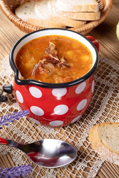 Ahşap masada geleneksel lahana çorbası..