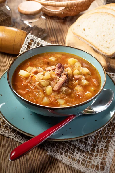 Ahşap masada geleneksel lahana çorbası..