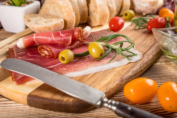 İnce dilimlenmiş ciabatta ekmeği, domates, zeytin ile Alman kara orman jambon dilimlenmiş.