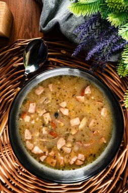 Patates ve sosisli ekşi çorba..