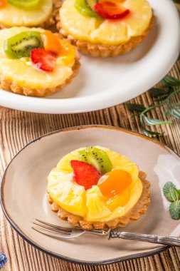 Çilek, ananas ve kivi ile taze karışık meyve tart. Seçici odak.