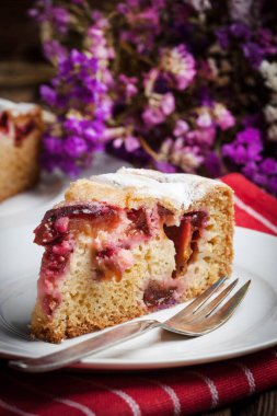 Ev yapımı taze Erik Pasta krema şeker ile parçası.