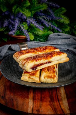 Reçelli puf böreği. Sığ alan derinliği.