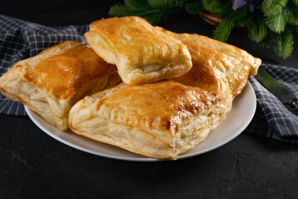 Reçelli puf böreği. Sığ alan derinliği.
