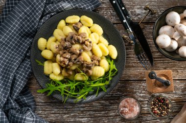 Mantar soslu ev yapımı gnocchi ve roka..