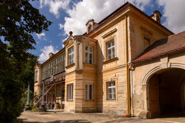 LECHOVICE, CZECH Cumhuriyet - Eylül 02, 2023: Lechovice 'deki saray ve park kompleksinde restorasyon çalışmaları.