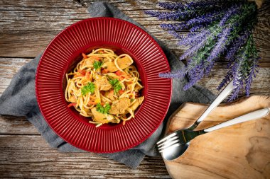 Tavuk ve sebzeli kızarmış erişte. Tavuk chow mein.