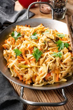 Tavuk ve sebzeli kızarmış erişte. Tavuk chow mein.