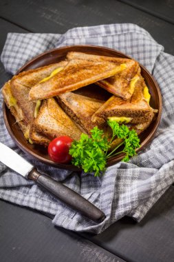 Tabakta kızarmış peynirli sandviç. Sığ alan derinliği.