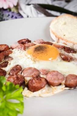 Kızarmış yumurta ve doğranmış sosis. Sığ alan derinliği.